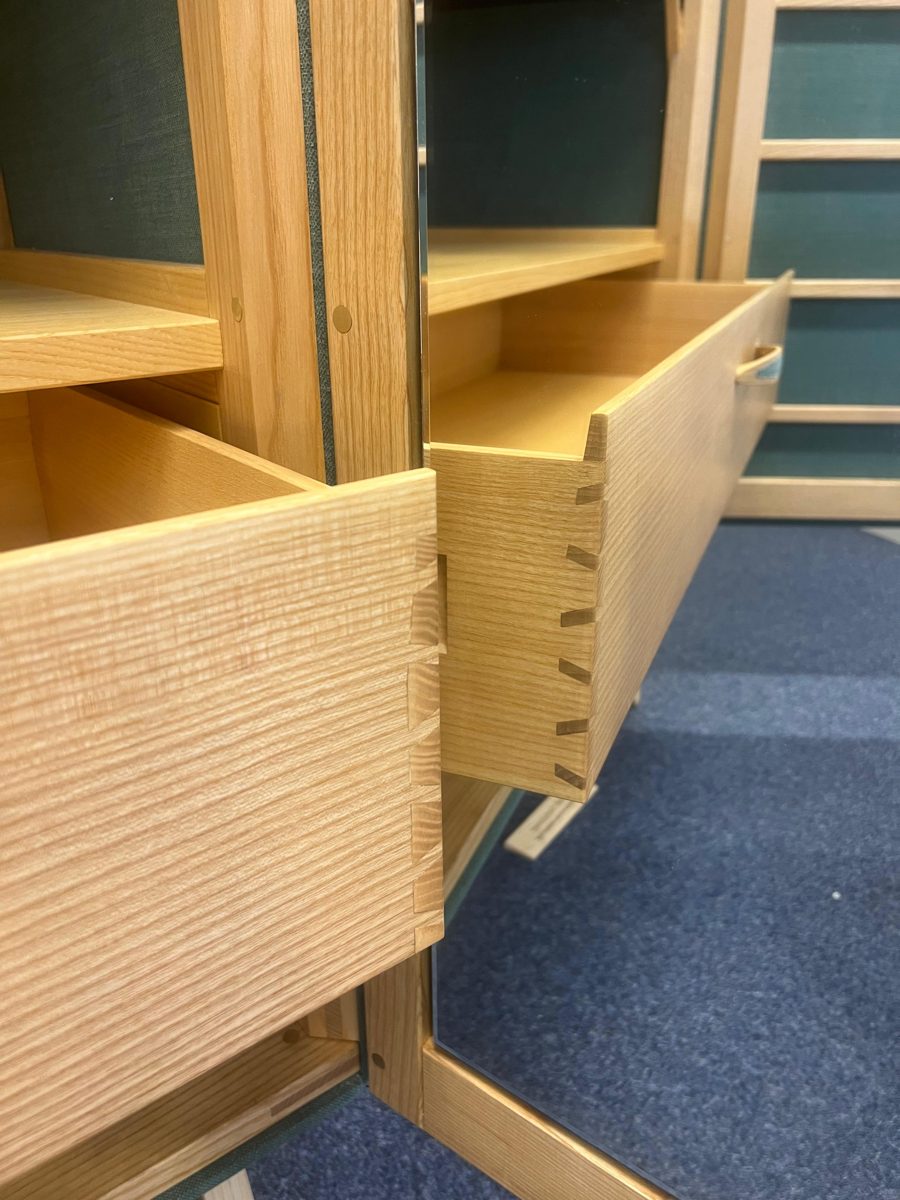 überbreiter Schubkasten mit klassischem Vollauszug aus verjüngtem Eschenholz in Edelrift